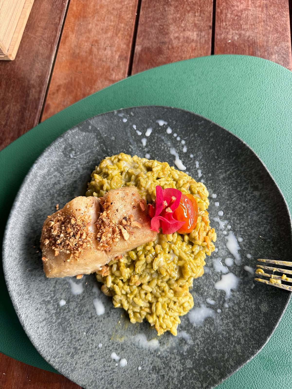 Peixe com crosta sobre arroz e flor