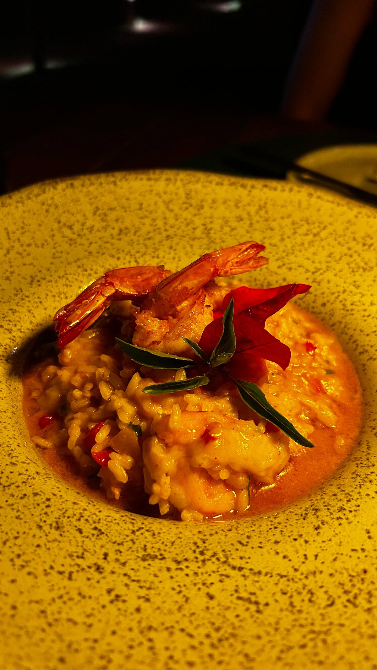 Camarões sobre arroz cremoso