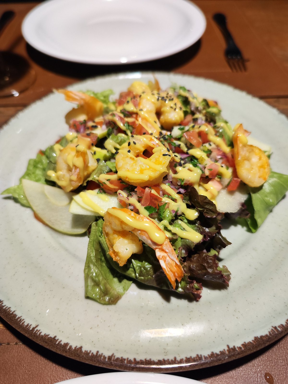 Salada com camarões e manga